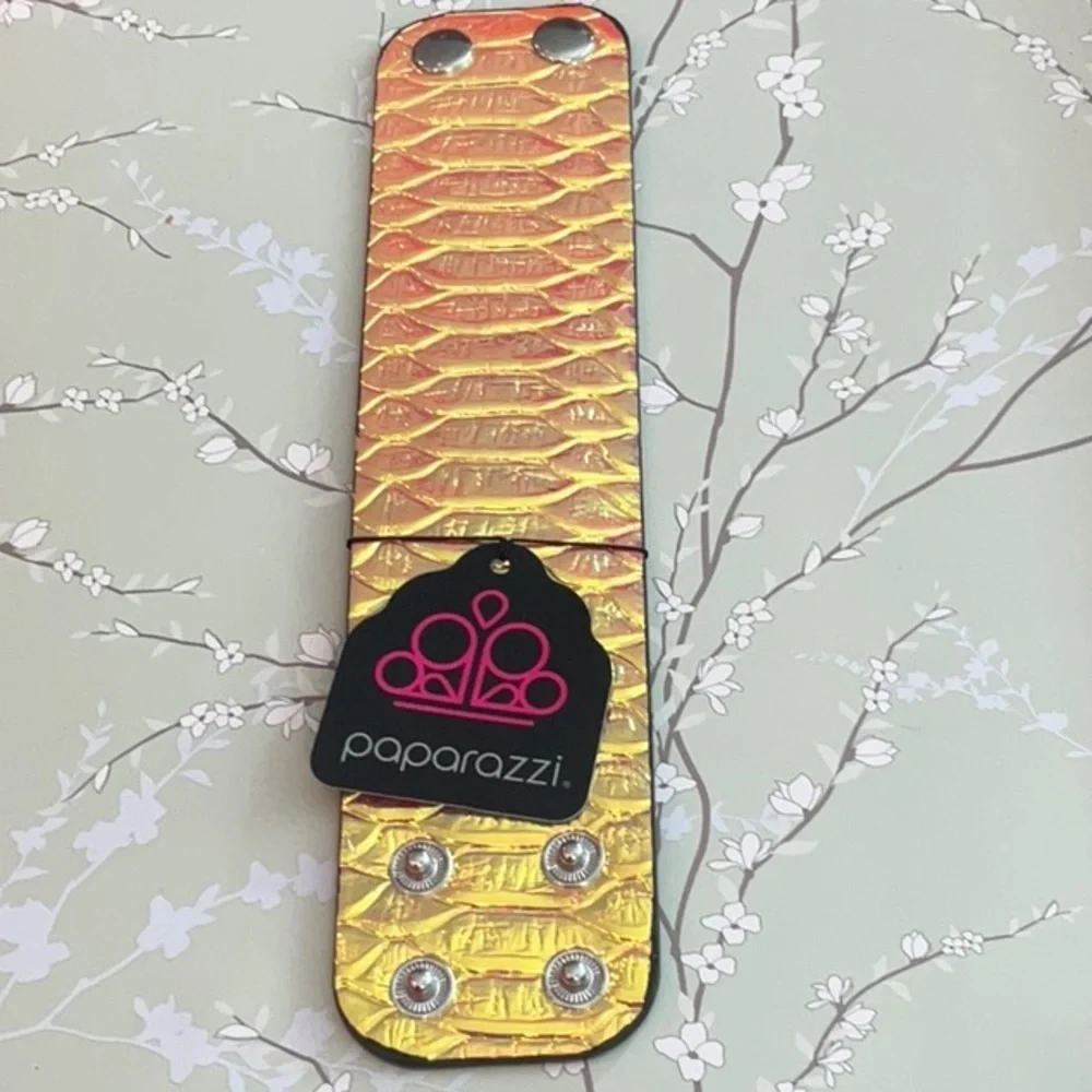 ❄️ Paparazzi | Shimmering Gold Bracelet Galactic Galapagos Urban Snap Bracelet